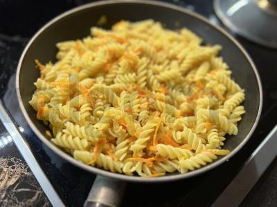 Makaronai su svogūnais ir morkomis pagrindine nuotrauka