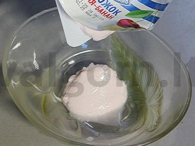 Įdaras blynams iš varškės, vyšnių ir šokolado Žingsnis 1