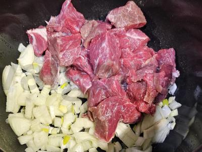 Jautienos guliašas lėtoje viryklėje Žingsnis 1