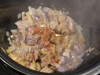 Jautienos guliašas lėtoje viryklėje Žingsnis 2