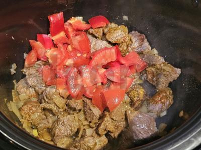 Jautienos guliašas lėtoje viryklėje Žingsnis 3