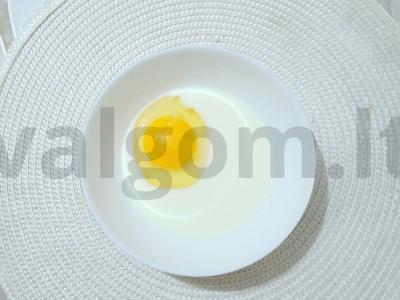 Kvapnus pieno keksiukas su mėlynėmis mikrobangų krosnelėje Žingsnis 1