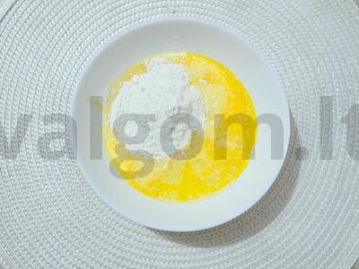 Kvapnus pieno keksiukas su mėlynėmis mikrobangų krosnelėje Žingsnis 2