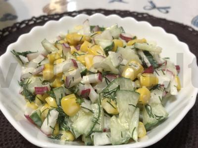 Salotos su agurkais ir kukurūzais pagrindine nuotrauka