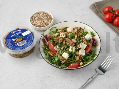 Salotos su midijomis, greipfrutu ir brynza pagrindine nuotrauka