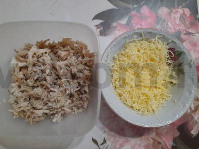 Pica su rūkytomis mėsos ir sūriu Žingsnis 1