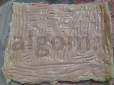 Pica su rūkytomis mėsos ir sūriu Žingsnis 3