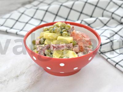 Bulvių salotas su pomidorais ir žirneliais pagrindine nuotrauka