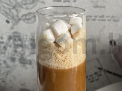 Kokteilis su ledais tamsiame aluje pagrindine nuotrauka