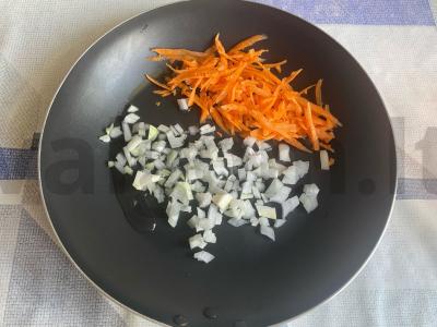 Karšti skrudinti duoneliai su dešrų ir grybų įdaru Žingsnis 1