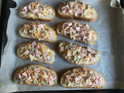 Karšti skrudinti duoneliai su dešrų ir grybų įdaru Žingsnis 7