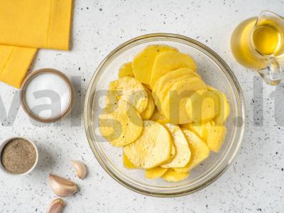 Vištienos šlaunelės su bulvėmis orkaitėje Žingsnis 3