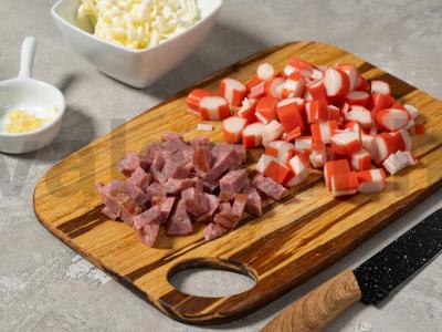 Salotos su krabų lazdelėmis ir česnaku Žingsnis 1