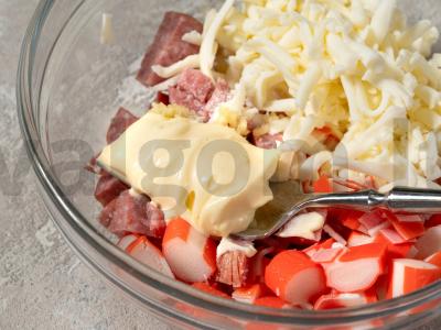 Salotos su krabų lazdelėmis ir česnaku Žingsnis 2