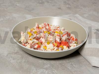 Salotos su krabų lazdelėmis ir česnaku pagrindine nuotrauka