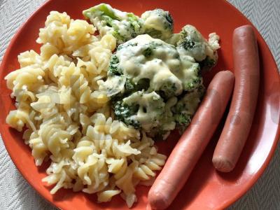 Švelni brokoliai grietinės ir česnako padaže per 10 minučių pagrindine nuotrauka