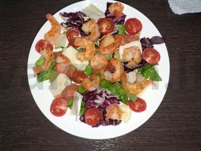 Salotas su krevetėmis ir brie sūriu pagrindine nuotrauka