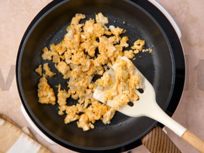 Rudieji ryžiai su kiaušiniu ir krevetėmis Žingsnis 4