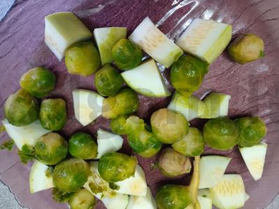 Žalias troškinys su cukinija, brokoliais ir Briuselio kopūstais Žingsnis 2