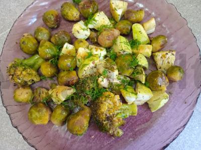 Žalias troškinys su cukinija, brokoliais ir Briuselio kopūstais pagrindine nuotrauka