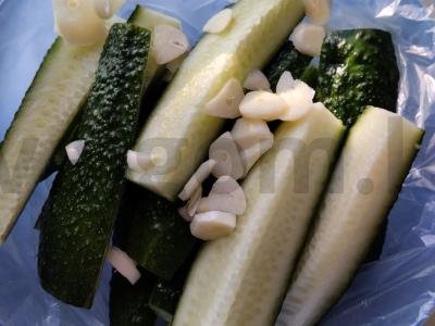 Greitai marinuoti agurkai maišelyje per 1 valandą Žingsnis 1