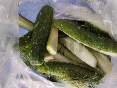 Greitai marinuoti agurkai maišelyje per 1 valandą Žingsnis 2