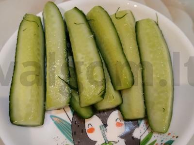 Greitai marinuoti agurkai maišelyje per 1 valandą pagrindine nuotrauka