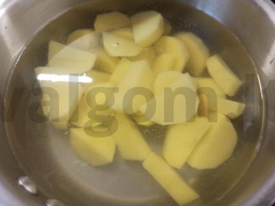 Sluoksniuotas pyragas su bulvėmis ir sūriu Žingsnis 1