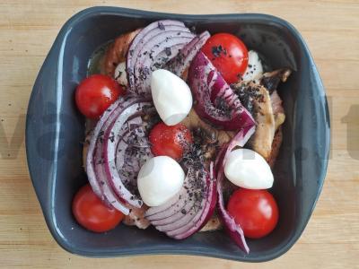 Kepta upėtakis su daržovėmis ir mocarela pagrindine nuotrauka