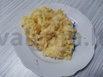 Salotas „Granatų apyrankė“ su rūkytomis vištienos krūtinėlėmis Žingsnis 1