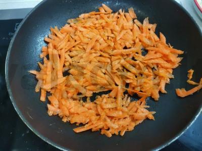 Salotas „Granatų apyrankė“ su rūkytomis vištienos krūtinėlėmis Žingsnis 4