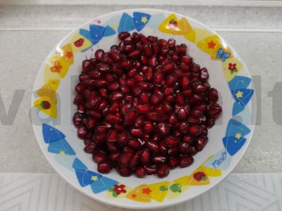 Salotas „Granatų apyrankė“ su rūkytomis vištienos krūtinėlėmis Žingsnis 6