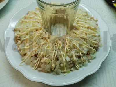 Salotas „Granatų apyrankė“ su rūkytomis vištienos krūtinėlėmis Žingsnis 9