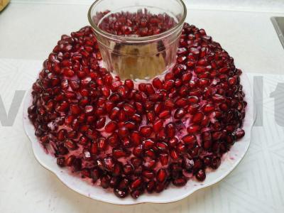 Salotas „Granatų apyrankė“ su rūkytomis vištienos krūtinėlėmis Žingsnis 15