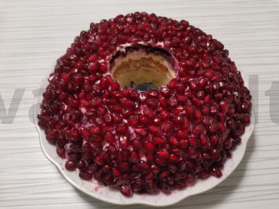 Salotas „Granatų apyrankė“ su rūkytomis vištienos krūtinėlėmis pagrindine nuotrauka