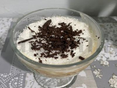 Varškės desertas su kokosų ir šokolado trupiniais pagrindine nuotrauka