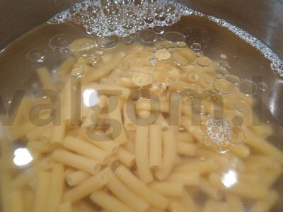 Skani vištienos ir šoninės makaronų patiekalas grietinėlės padaže Žingsnis 3