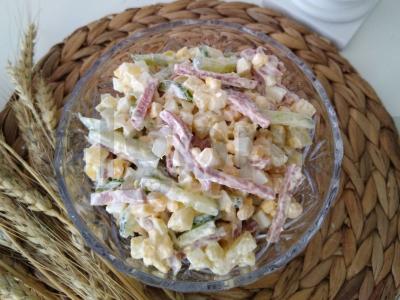 Salotas „Skonio perlas“ su rūkytomis dešromis pagrindine nuotrauka