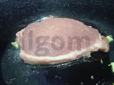 Jautienos steikas, keptas su rozmarinu, česnaku ir jūros druska Žingsnis 3