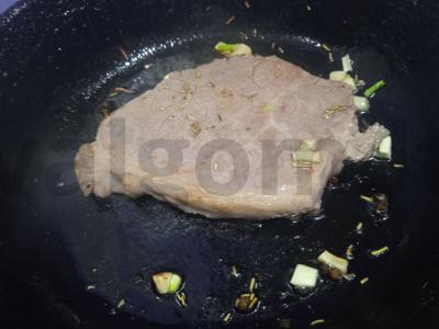 Jautienos steikas, keptas su rozmarinu, česnaku ir jūros druska Žingsnis 4