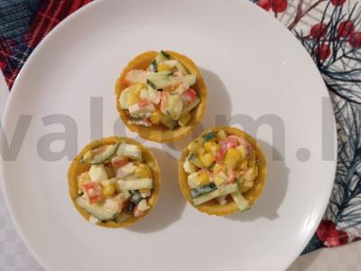 Naujųjų metų krabų salotas tartaletėse pagrindine nuotrauka