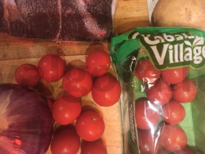 Keptas plokščiasis menkė ant svogūnų pagalvėlės su bulvėmis ir pomidorais Žingsnis 1