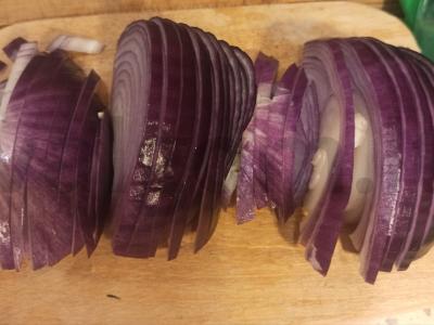 Keptas plokščiasis menkė ant svogūnų pagalvėlės su bulvėmis ir pomidorais Žingsnis 3