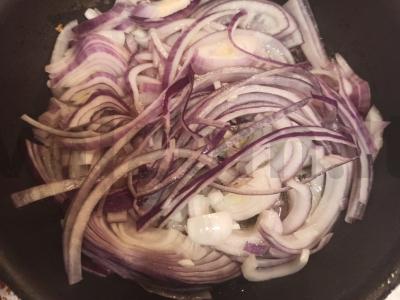 Keptas plokščiasis menkė ant svogūnų pagalvėlės su bulvėmis ir pomidorais Žingsnis 4