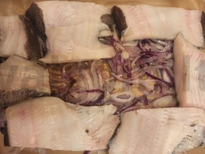 Keptas plokščiasis menkė ant svogūnų pagalvėlės su bulvėmis ir pomidorais Žingsnis 7