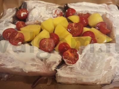 Keptas plokščiasis menkė ant svogūnų pagalvėlės su bulvėmis ir pomidorais Žingsnis 8