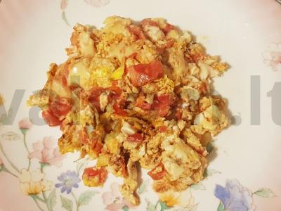 Kiaušinių skramblys su pomidorais ir sūriu pagrindine nuotrauka