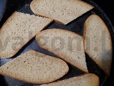 Ruginiai brusketai su pomidorais, dešrele ir kreminiu sūriu Žingsnis 1