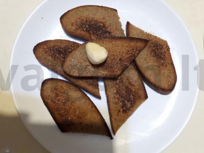 Ruginiai brusketai su pomidorais, dešrele ir kreminiu sūriu Žingsnis 2