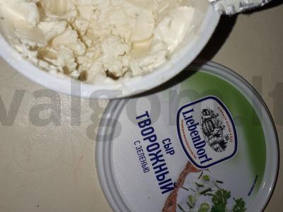 Ruginiai brusketai su pomidorais, dešrele ir kreminiu sūriu Žingsnis 3